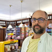 „Wegfallende Umsätze reduzieren Arbeitsplätze“ Florian Sedlmeier aus Ampfing steht in seiner Apotheke. Mehr dazu im Artikel.
