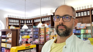 „Wegfallende Umsätze reduzieren Arbeitsplätze“ Florian Sedlmeier aus Ampfing steht in seiner Apotheke. Mehr dazu im Artikel.