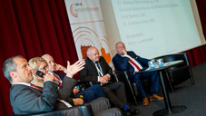 Vor Apothekern: Hier erklärt sich Hennrich Vor Apothekern: Hier erklärt sich Hennrich