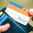 Organspende: Debatte um Widerspruchsregelung Hand zieht Organspendeausweis aus einem Portemonnaie