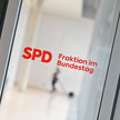 Finanzkommission: Schmidt und Pantazis schwören Fraktion ein Foto: Tür mit Aufdruck „SPD Fraktion im Bundestag
