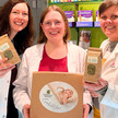 Kundenmagnet: Stilltee ohne Fenchel Foto: Das Team der Schellenberg-Apotheke mit Stilltee und Babybox