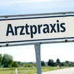 Weitere Stiftungsarztpraxis für Thüringen Symbolbild – Wegweiser, auf dem "Arztpraxis" steht