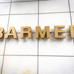 Barmer: Basics holt Ticagrelor Barmer-Logo auf Hauswand