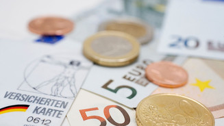 Kassen: Beitragszahler dürfen nicht für Bürgergeld haften Symbolbild: Geldscheine, Münzen und Gesundheitskarte