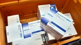 Verordnungsfähig: Vier Wirkstoffe gegen Post-Covid Wanne mit Metformin-Packungen
