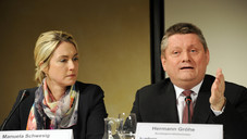 groehe-schwesig 20140416-1 eh Schwesig: Lohnfortzahlung für Pflege-Notfall