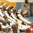 Endlich Pharmaziestudium in Brandenburg? Symbolbild: Studierende sitzen in einem Hörsaal.