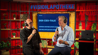 „Unser Job ist es nicht, Papier zu bedrucken“ Foto: Tom Bellartz und Andreas Arntzen beim Talk auf der APOTHEKENTOUR in Hamburg 2026