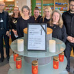 3500 in München, Kreativität in Baden-Württemberg Das Team der Christoph-Apotheke Pforzheim trug zum Protest Schwarz und baute einen Traueraltar auf