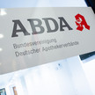 Datenhub: Abda wird zur Datenkrake Der Schriftzug der Abda an ihrer Berliner Geschäftsstelle.