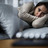 Zurzuvae: Erstes Wochenbett-Antidepressivum Foto: Eine Person liegt im Bett und starrt ins Nichts