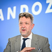 Sandoz sichert sich zehn Biosimilars Richard Saynor auf der Bühne