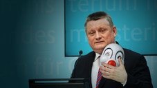 groehe-maske Die Maske des Ministers