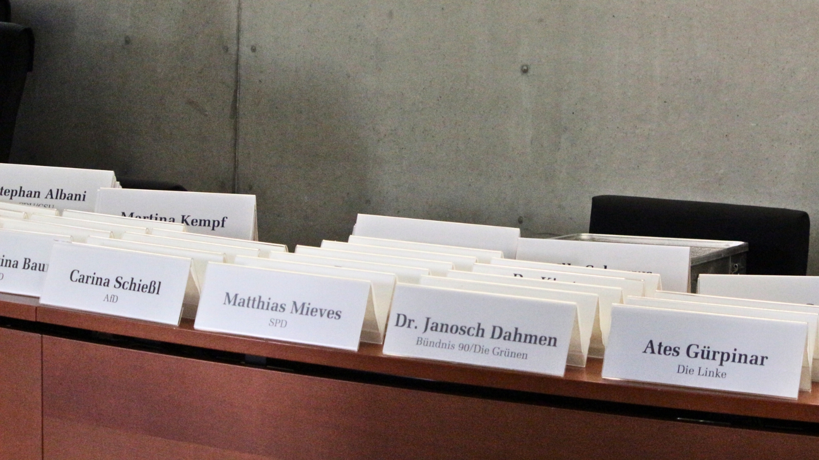 Grünes Licht im Ausschuss: Koalition bringt ApoVWG durch Foto der Namensschilder der Beteiligten einer öffentlichen Anhörung des Gesundheitsausschuss des Bundestags zum „Gesetz zur Änderung des Medizinal-Cannabisgesetzes“